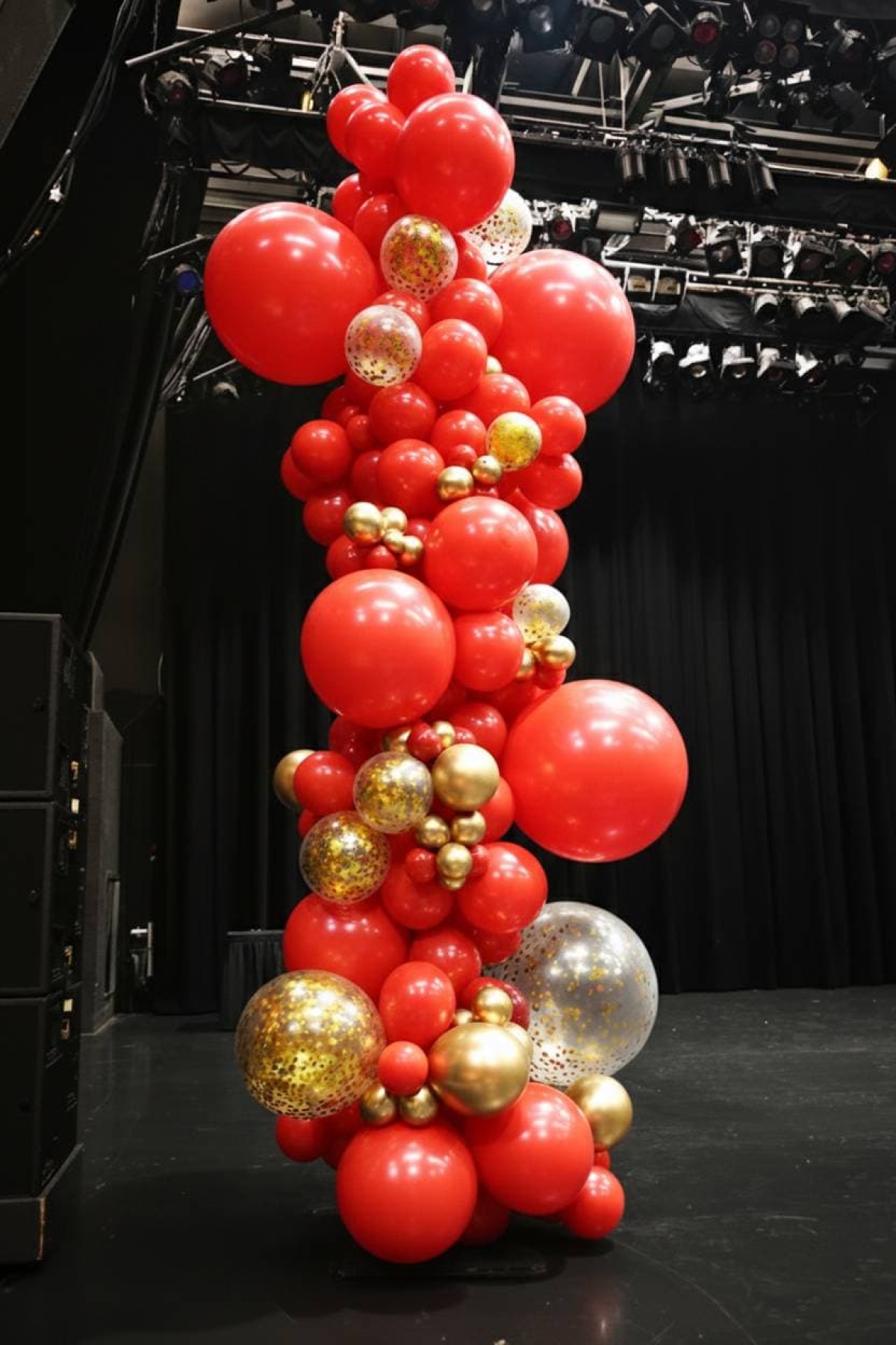 [10FT] Sophisticated Glam New Years Grand Confetti Garland Column