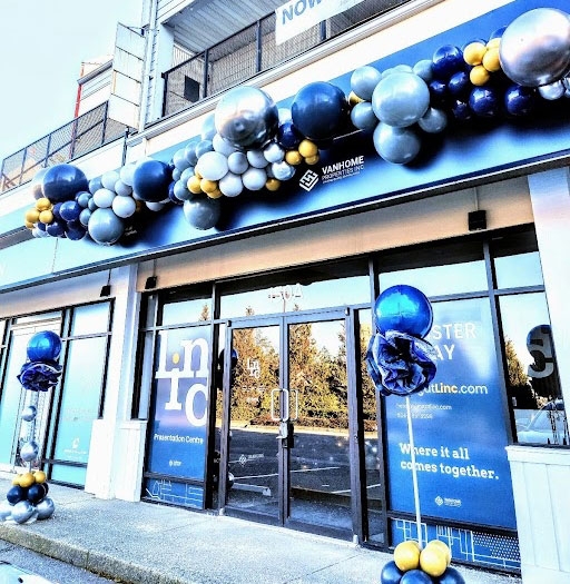 [25FT] Organic Chunky Balloon Garland + 2 [6FT] Frilly Columns