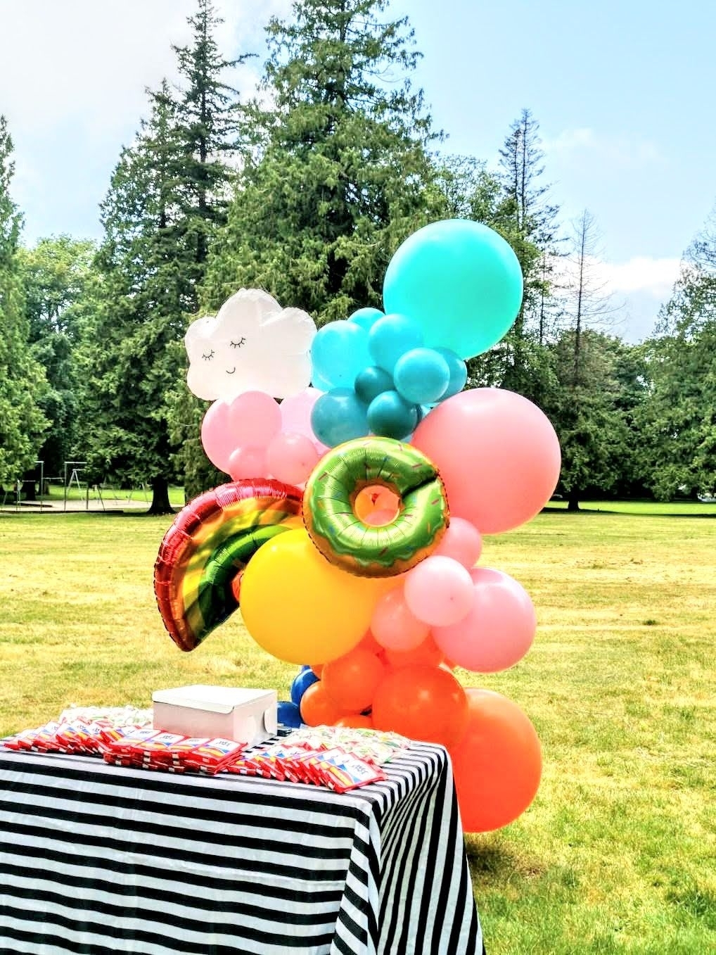 Outdoor Chunky Garland Column with 3 Foils